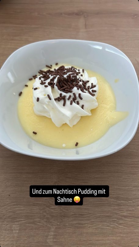 Pudding mit Sahne